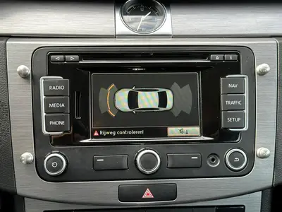 Volkswagen Passat - Thumbnail 24