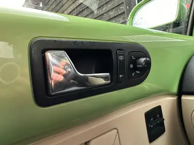 Volkswagen New Beetle - Thumbnail 24