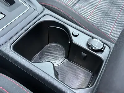 Volkswagen Golf - Thumbnail 24