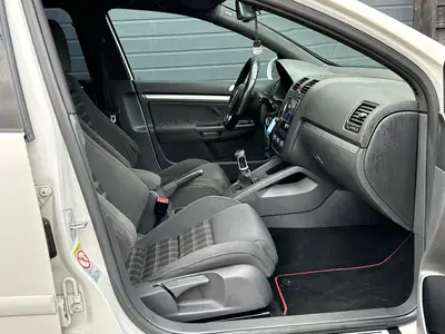 Volkswagen Golf - Thumbnail 10