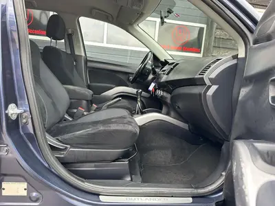 Mitsubishi Outlander - Thumbnail 11