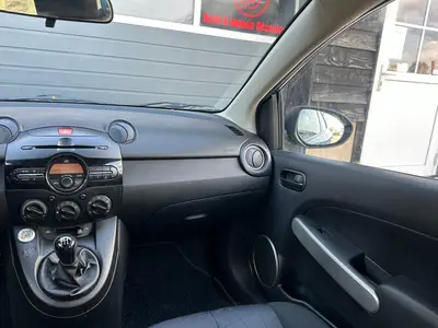 Mazda 2 - Thumbnail 13
