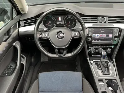 Volkswagen Passat - Thumbnail 16