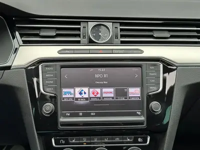 Volkswagen Passat - Thumbnail 17