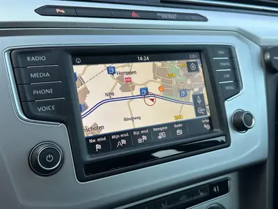 Volkswagen Passat - Thumbnail 17