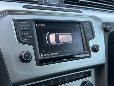 Volkswagen Passat - Thumbnail 19