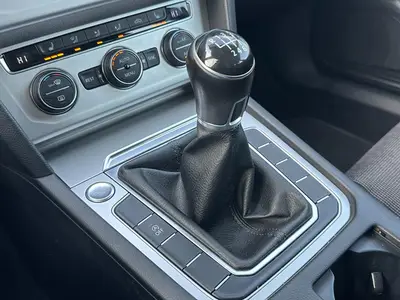 Volkswagen Passat - Thumbnail 21