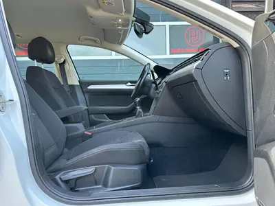 Volkswagen Passat - Thumbnail 10