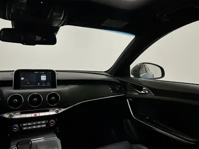 Kia Stinger - Thumbnail 13