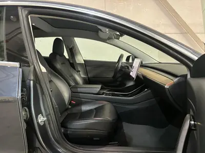 Tesla Model 3 - Thumbnail 11