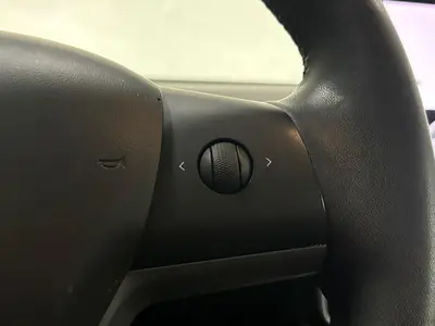 Tesla Model 3 - Thumbnail 18