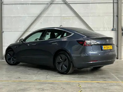Tesla Model 3 - Thumbnail 4