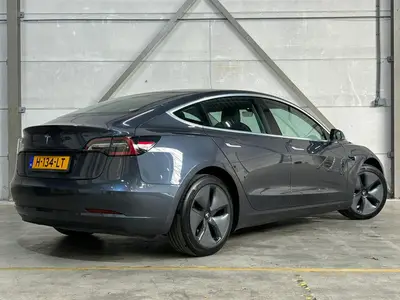 Tesla Model 3 - Thumbnail 5