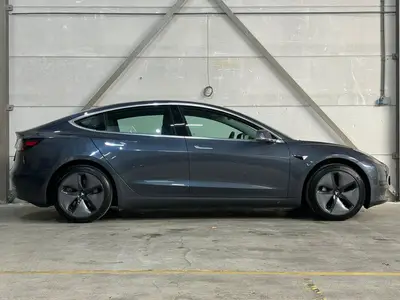 Tesla Model 3 - Thumbnail 6