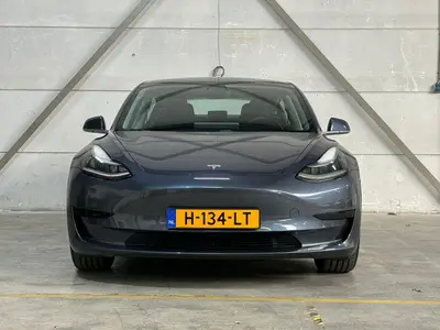 Tesla Model 3 - Thumbnail 8