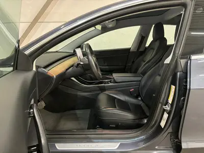 Tesla Model 3 - Thumbnail 10