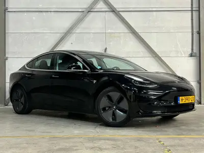 Tesla Model 3 - Thumbnail 3