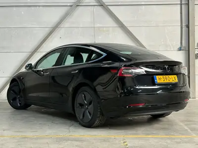 Tesla Model 3 - Thumbnail 5