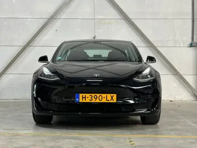 Tesla Model 3 - Thumbnail 6