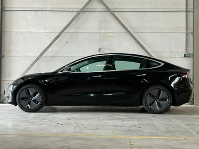 Tesla Model 3 - Thumbnail 8