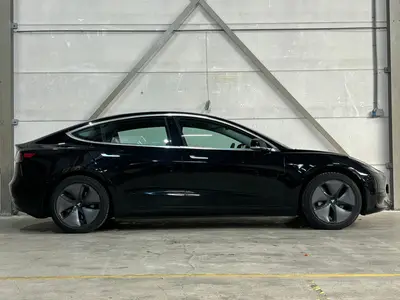 Tesla Model 3 - Thumbnail 9