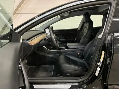 Tesla Model 3 - Thumbnail 10