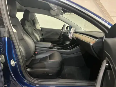 Tesla Model 3 - Thumbnail 11