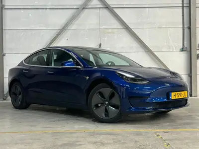 Tesla Model 3 - Thumbnail 3