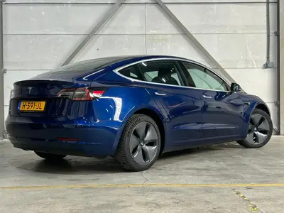 Tesla Model 3 - Thumbnail 4