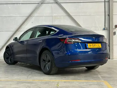 Tesla Model 3 - Thumbnail 5