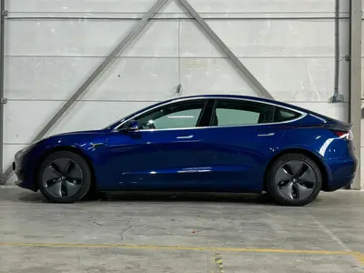 Tesla Model 3 - Thumbnail 8