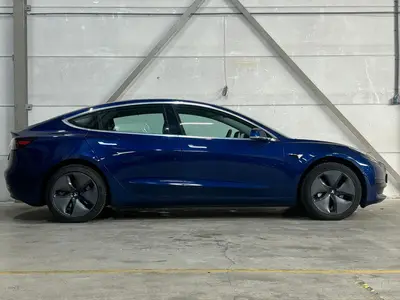 Tesla Model 3 - Thumbnail 9
