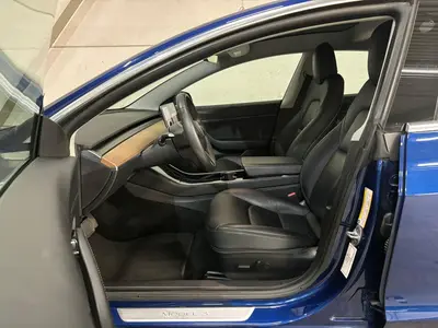 Tesla Model 3 - Thumbnail 10