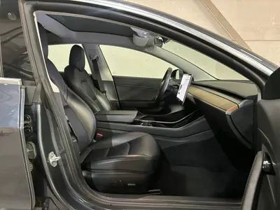 Tesla Model 3 - Thumbnail 11