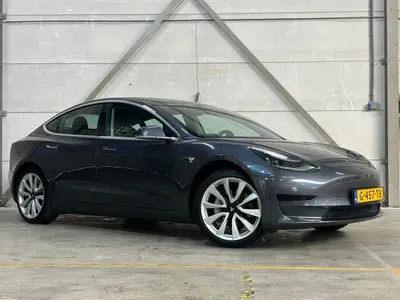 Tesla Model 3 - Thumbnail 3
