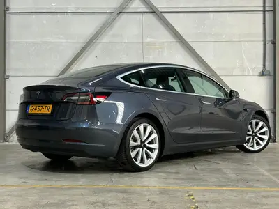 Tesla Model 3 - Thumbnail 4