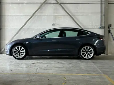 Tesla Model 3 - Thumbnail 8