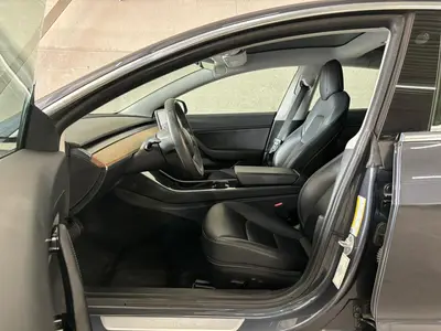 Tesla Model 3 - Thumbnail 10