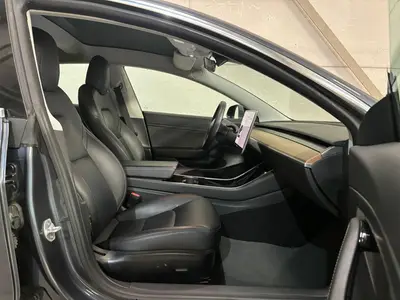 Tesla Model 3 - Thumbnail 11