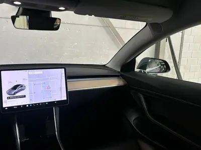 Tesla Model 3 - Thumbnail 13