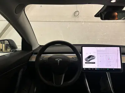 Tesla Model 3 - Thumbnail 15
