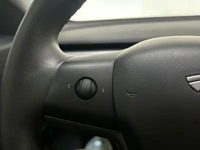 Tesla Model 3 - Thumbnail 17