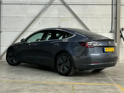 Tesla Model 3 - Thumbnail 4