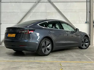 Tesla Model 3 - Thumbnail 5