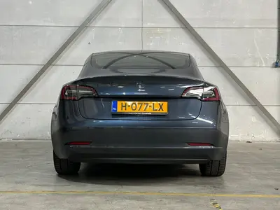 Tesla Model 3 - Thumbnail 9