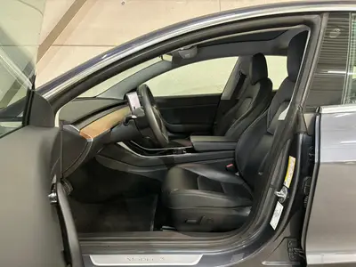 Tesla Model 3 - Thumbnail 10