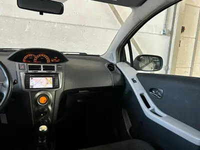 Toyota Yaris - Thumbnail 13