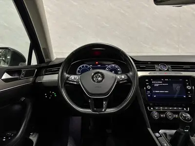 Volkswagen Passat - Thumbnail 16