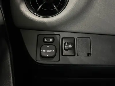 Toyota Yaris - Thumbnail 25