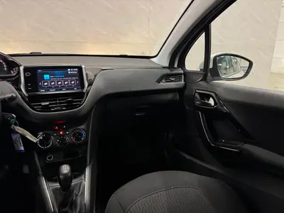 Peugeot 208 - Thumbnail 12
